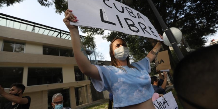 Cubanos radicados en México participan en una protesta hoy, en el exterior del consulado de Cuba en Ciudad de México (México). Simpatizantes y opositores del Gobierno cubano que lidera Miguel Díaz-Canel chocaron este lunes en protestas en la embajada de Cuba en México, donde también causó división la postura del presidente mexicano, Andrés Manuel López Obrador.