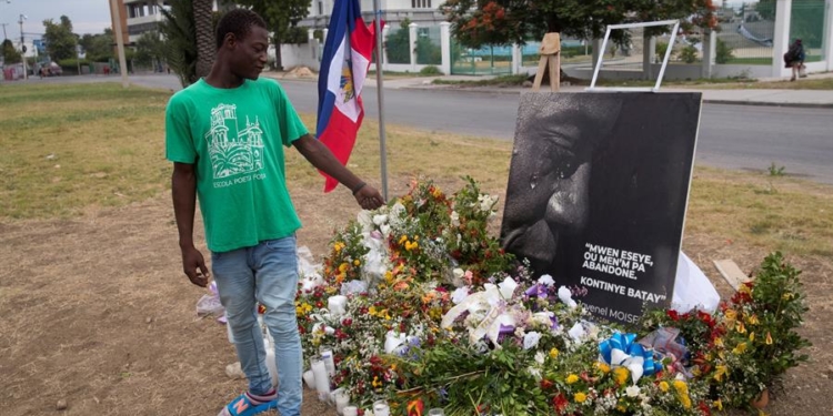 Fotografía que muestra un altar con flores como homenaje al presidente de Haití, Jovenel Moise, asesinado hace una semana en su domicilio, frente al Palacio Nacional.