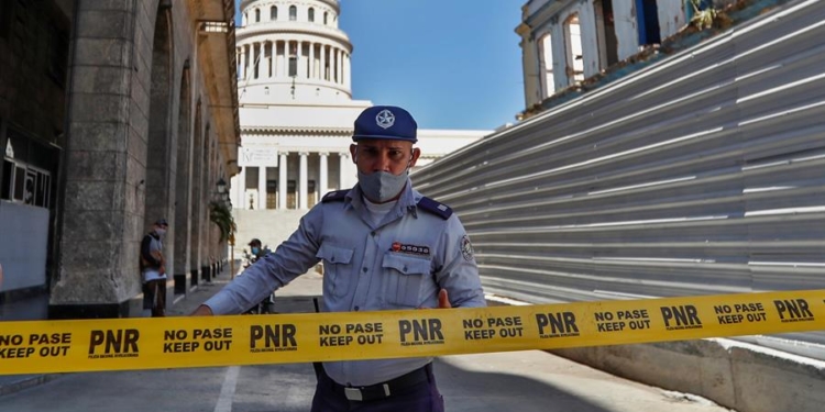 Un policía impide el paso en las zonas aledañas al Capitolio, como medida ante las protestas antigubernamentales de los últimos días en Cuba.