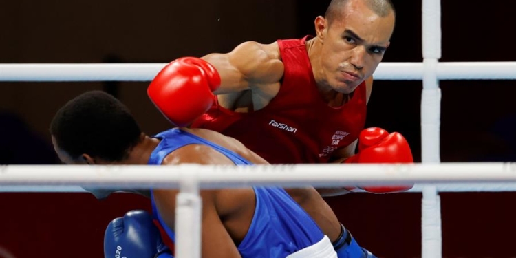 Eldric Sella Rodríguez (arriba), venezolano del Equipo Olímpico de Refugiados (EOR), enfrenta a Euri Cedeno de República Dominicana por el peso medio masculino de boxeo en los Juegos Olímpicos Tokio 2020, este lunes en la Arena Kokugikan en Tokio (Japón).  Miguel Gutiérrez / EFE