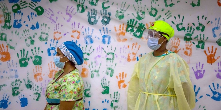 Personal médico espera para recibir una vacuna contra la covid-19 en Caracas (Venezuela). Miguel Gutiérrez / EFE / archivo