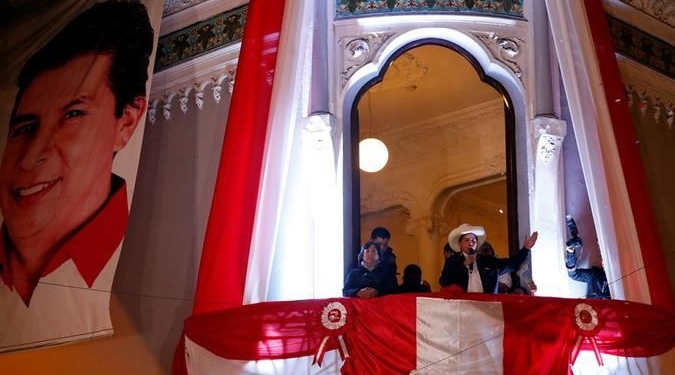 El izquierdista Pedro Castillo (c), acompañado de su formula a la Vicepresidencia Dina Boluarte (c-i), habla ante sus simpatizantes desde un balcón luego de ser proclamado presidente electo del país, en Lima (Perú). (Foto: Paolo Aguilar / EFE)