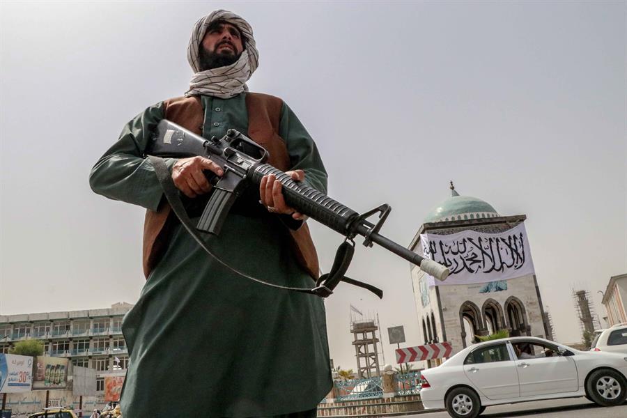 Un combatiente talibán monta guardia en un puesto de control, este martes en la ciudad de Kandahar. STR / EFE.