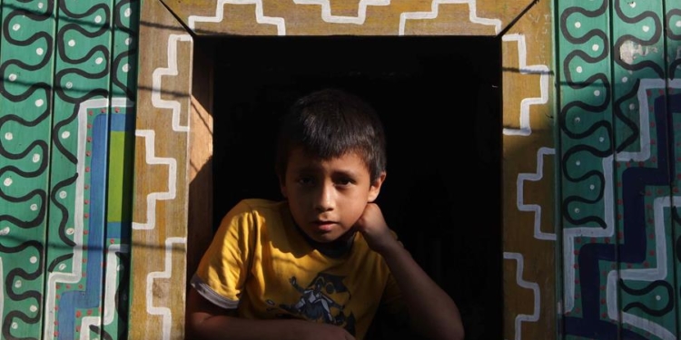 Registro de un niño en la ventana de su casa de la comunidad indígena Shipibo-Konibo, en Perú. Paolo Aguilar / EFE / archivo.