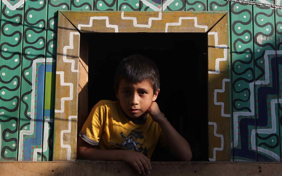 Registro de un niño en la ventana de su casa de la comunidad indígena Shipibo-Konibo, en Perú. Paolo Aguilar / EFE / archivo.