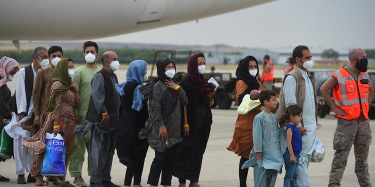 Algunas de las 260 personas procedentes de Afganistán que han llegado este lunes en un avión a la base aérea de Torrejón de Ardoz. EFE/ Fernando Villar