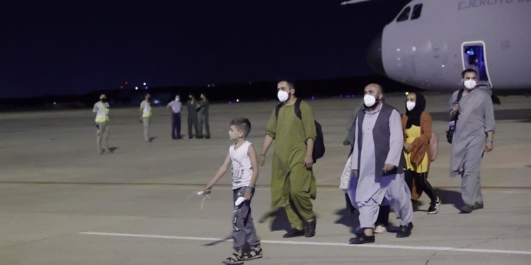 Fotografía de la llegada del primer avión desde Afganistán con ciudadanos españoles y colaboradores del operativo de repatriación de España hoy, en la base militar de Torrejón de Ardoz (Madrid). El avión salió hoy mismo de Kabul hacia Dubái y es el primero de los tres aviones enviados estos días por el Ministerio de Defensa para la repatriación de españoles y de afganos que ayudaron a España durante los años que mantuvo su misión militar y de cooperación en el país asiático. Zipi / EFE.