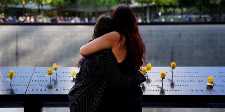 Los ciudadanos reaccionan en el 9/11 Memorial en Nueva York, Nueva York, Estados Unidos, el 10 de septiembre de 2021. Se cumplirá el 20 aniversario del peor ataque terrorista en suelo estadounidense. observado el 11 de septiembre de 2021. (Atentado, Terrorista, Estados Unidos, Nueva York) EFE / EPA / WILL OLIVER
