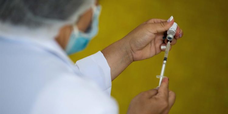 "Todavía no se conoce de manera oficial un plan de vacunación contra la covid-19, y hasta el 24 de septiembre, tan solo el 14,88 % (4.261.397) de la población elegible en Venezuela ha recibido las dos dosis de vacuna necesarias para establecer inmunidad protectora, de acuerdo con la página oficial de la Oficina Panamericana de la Salud (OPS)", aseguró la ANM en un comunicado / Rayner Peña / EFE.