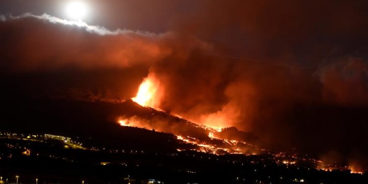 El volcán que surgió el domingo en La Palma cuenta con una nueva boca eruptiva en las cercanías del pueblo de Tacande, en El Paso, lo que ha obligado a ampliar las evacuaciones / Miguel Calero / EFE.