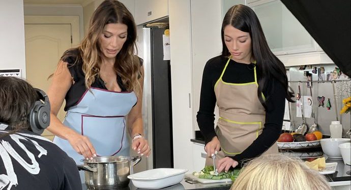 Fulop (i) junto a su hija cocinando arepas para un programa de TV argentino.