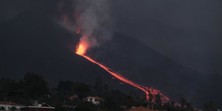 Tras un día relativamente en calma, la erupción volcánica de La Palma ha empezado a lanzar lava a gran velocidad y virulencia. EFE/Ángel Medina G.
