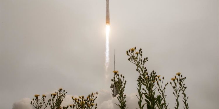 Fotografía cedida por la NASA donde se observa el cohete Atlas V de United Launch Alliance (ULA) con el satélite Landsat 9 a bordo durante su lanzamiento, hoy, en la Base de la Fuerza Espacial en Vandenberg, California (EE.UU.). La agencia espacial estadounidense NASA lanzó este lunes desde California un cohete Atlas V cargado con el nuevo satélite del programa Landsat, provisto de una mejor tecnología y resolución para capturar diariamente unas 700 imágenes de la Tierra. EFE/ Bill Ingalls /NASA/ SOLO USO EDITORIAL/ SOLO DISPONIBLE PARA ILUSTRAR LA NOTICIA QUE ACOMPAÑA (CRÉDITO OBLIGATORIO)