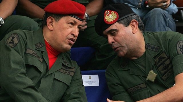 Chávez y Baduel durante un acto militar.