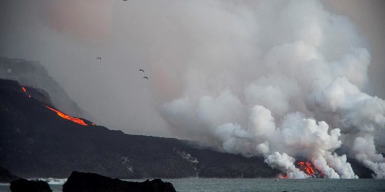 La colada del volcán de Cumbre Vieja en su contacto con el mar en el litoral de Tazacorte / Miguel Calero / EFE.