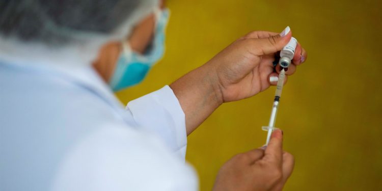 Una enfermera prepara una dosis de la vacuna china Sinopharm en Caracas (Venezuela), en una fotografía de archivo / Rayner Peña / EFE.