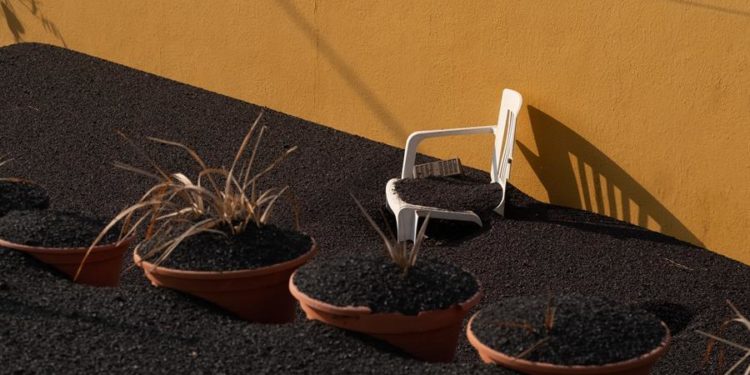 Una gruesa capa de ceniza y escoria cubre el techo de las viviendas del barrio de Las Manchas, en La Palma, y los terrenos adyacentes, dentro de la zona evacuada por su proximidad al volcán / Carlos de Saá / EFE.