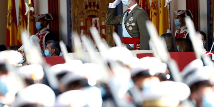 El rey Felipe VI preside el desfile militar del 12 de Octubre en el Paseo de la Castellana de Madrid para festejar este martes el Día de la Fiesta Nacional / Chema Moya / EFE.