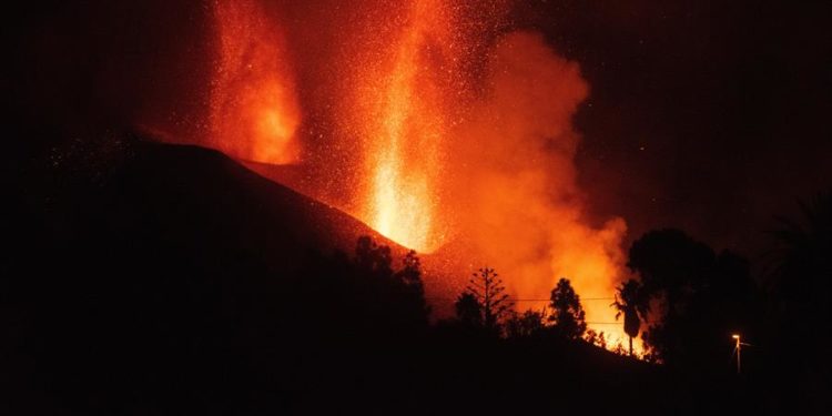 El nuevo volcán de Cumbre Vieja, en La Palma, comienza este miércoles a las 15.13 horas su décimo octavo día de erupción. Imagen del volcán tomada poco antes del amanecer desde el Valle de Aridane / Carlos de Saá / EFE.