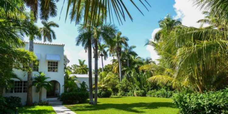 Fotografía de archivo cedida por MB American Realty que muestra la vista exterior de la antigua mansión del legendario gángster Al Capone en Miami Beach (EE.UU.). (EFE/MB American Realty