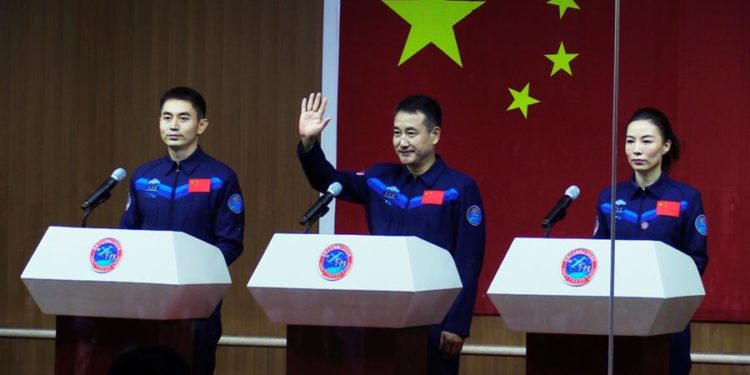 Los astronautas Zhai Zhigang (C), Ye Guangfu (i) y Wang Yaping (d) durante una rueda de prensa celebrada en el Centro de lanzamiento de Jiuquan, China este jueves. China prevé lanzar a las 00.23 hora local de este sábado (16.23 GMT del viernes) la nave Shenzhou-13, que transportará a tres astronautas a la estación espacial china, donde residirán durante seis meses, anunciaron este jueves las autoridades del país. EFE/ Álvaro Alfaro