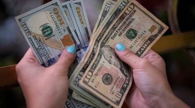 ¿Por qué en Venezuela no se otorgan créditos bancarios en dólares? Esto dicen los expertos