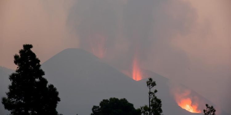 Imagen de la erupción de Cumbre Vieja, en La Palma, tomada desde el barrio de Tacande, en el municipio de El Paso, en el amanecer de su décimo noveno día de actividad / Carlos de Saá / EFE.