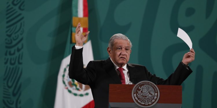 López Obrador acusa a España de una "segunda conquista económica" de México