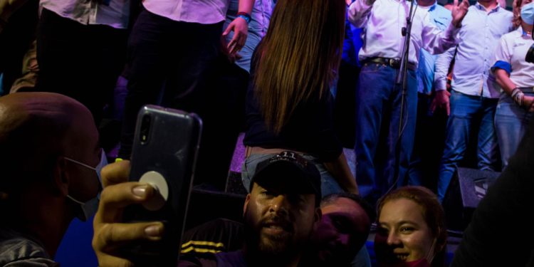 En fotos: El opositor Manuel Rosales celebra el triunfo electoral ante sus simpatizantes