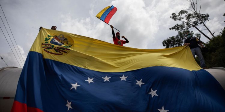 Abren los primeros centros de votación en Venezuela para regionales y locales
