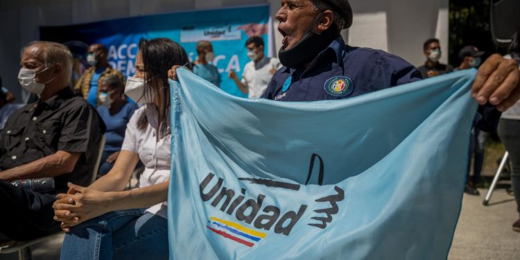 La oposición venezolana trabaja contra reloj para llegar unida a los comicios