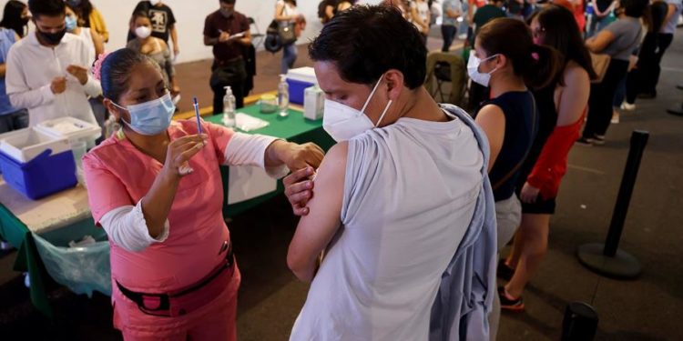 Personas mayores de 18 años reciben la vacuna contra la COVID-19 hoy, en Ciudad de México (México). EFE/José Méndez