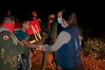 Miembros del ELN, fuertemente armados, entregaron al soldado a delegados de la Defensoría. FOTO TOMADA DE TWITTER @DefensoriaCol