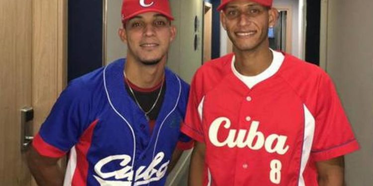 Otros dos talentos del béisbol abandonan Cuba en medio de un convulso momento político