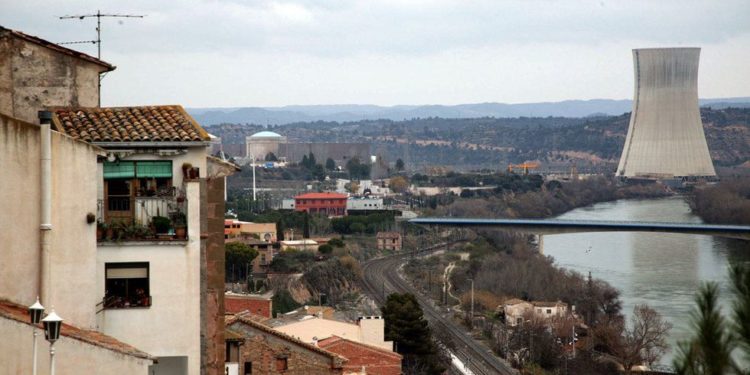 El pueblo de Ascó (Tarragona), con la planta nuclear al fondo /El País