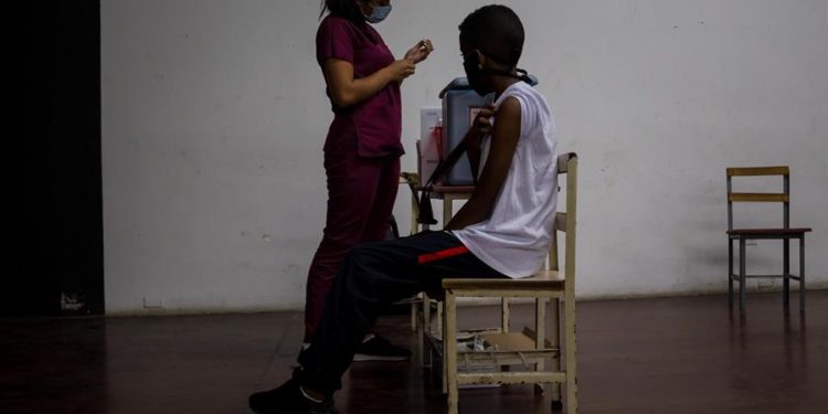 Menores de edad asisten a un centro de vacunación en una escuela, hoy en Caracas (Venezuela). EFE/ Miguel Gutiérrez