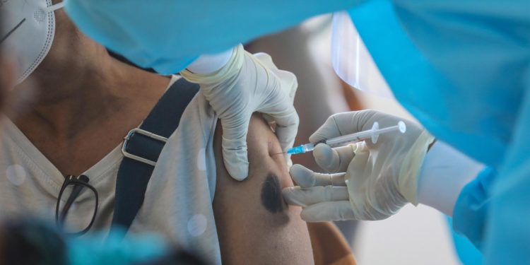 Las vacunas de refuerzo pierden eficacia ante ómicron, según un estudio
