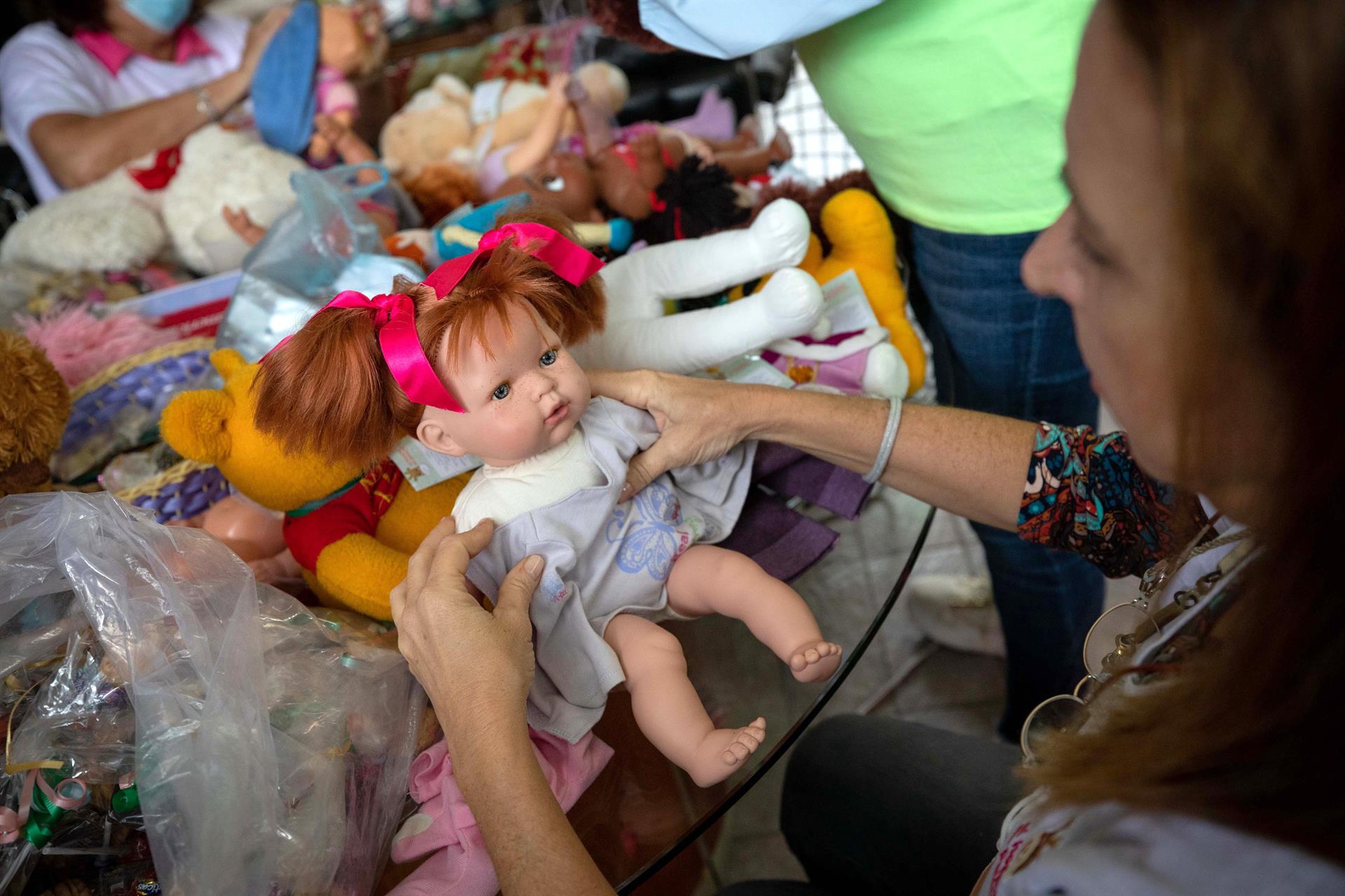 El Hospital de Peluches, una idea de reciclaje que alegra a niños venezolanos