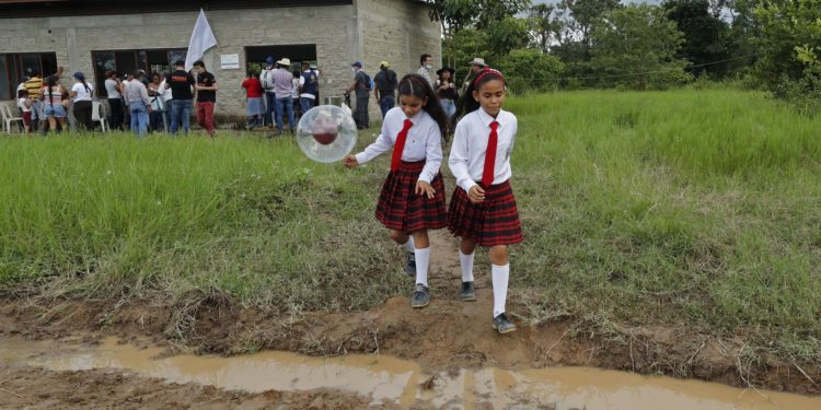 Abandono escolar y embarazo, problemas de las niñas de la frontera colombiana