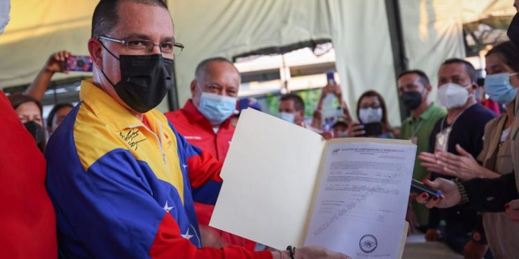 ONG denuncia campaña de Maduro en medio público a favor de candidato chavista