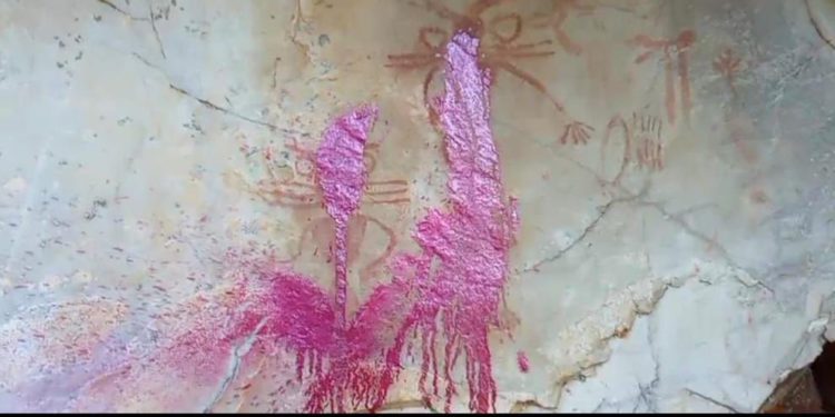 Rocían con espray pinturas rupestres Patrimonio de la Humanidad en España