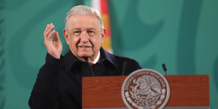 López Obrador dice que le "da gusto constatar la decadencia" de Vargas Llosa