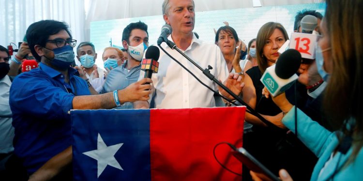 Captura de pantalla de televisión que muestra al candidato presidencial José Antonio Kast, mientras reconoce la derrota en las elecciones / Esteban Garay / EFE.