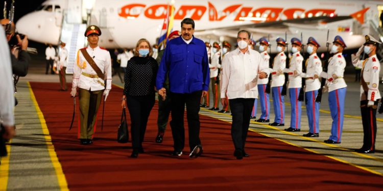 Maduro llega a Cuba para abordar con la ALBA "el nuevo mundo pospandemia"