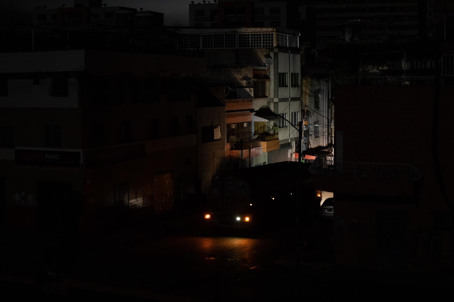Un apagón deja sin luz al menos 16 estados de Venezuela