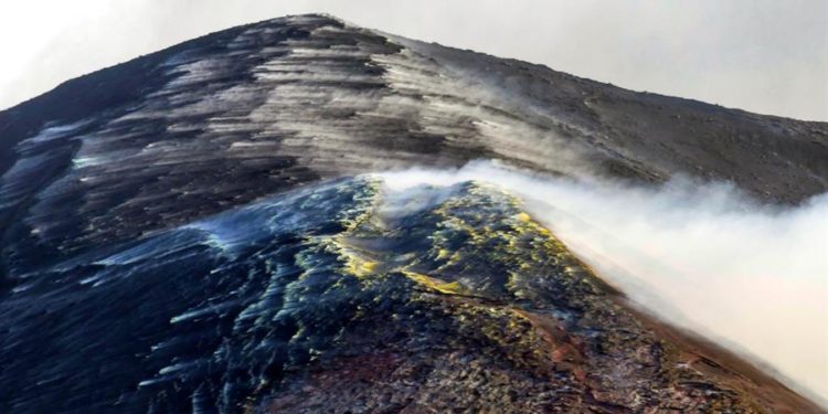 Los centros de emisión de lava del cono principal del volcán de Cumbre Vieja se encuentran muy poco activos según ha informado este viernes el Pevolca. EFE/Miguel Calero