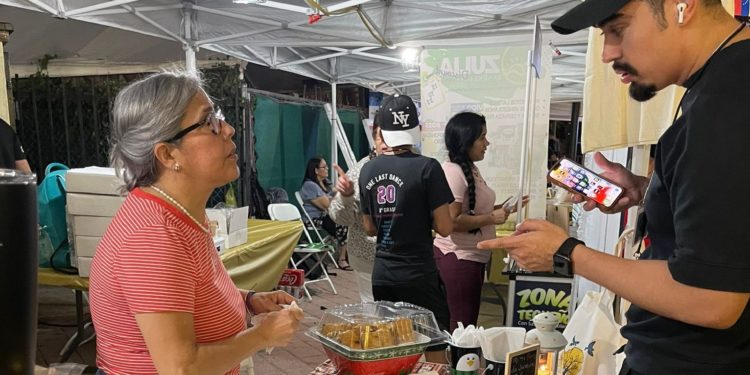 Un video muestra a la madre de Juan Guaidó vendiendo comida en una feria navideña en Estados Unidos