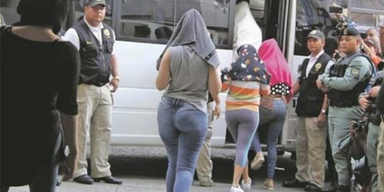Gobierno venezolano lleva a mujeres a ser víctimas de trata, según opositor