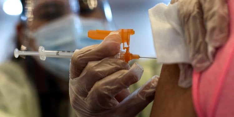 Un estudio pone fin a las especulaciones: Las vacunas sí son efectivas contra ómicron y otras variantes
