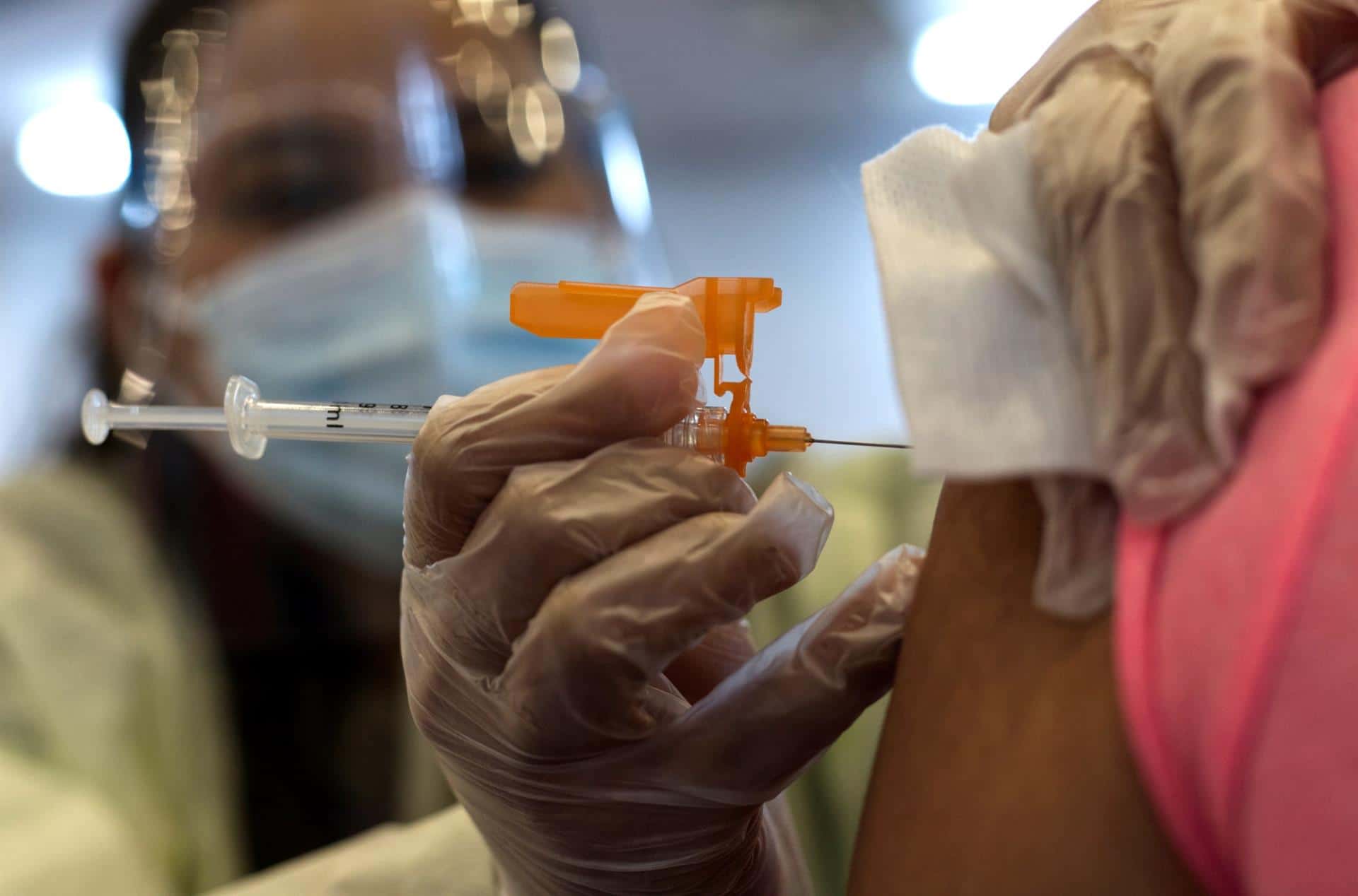AstraZeneca admite que su vacuna contra el covid puede provocar trombosis